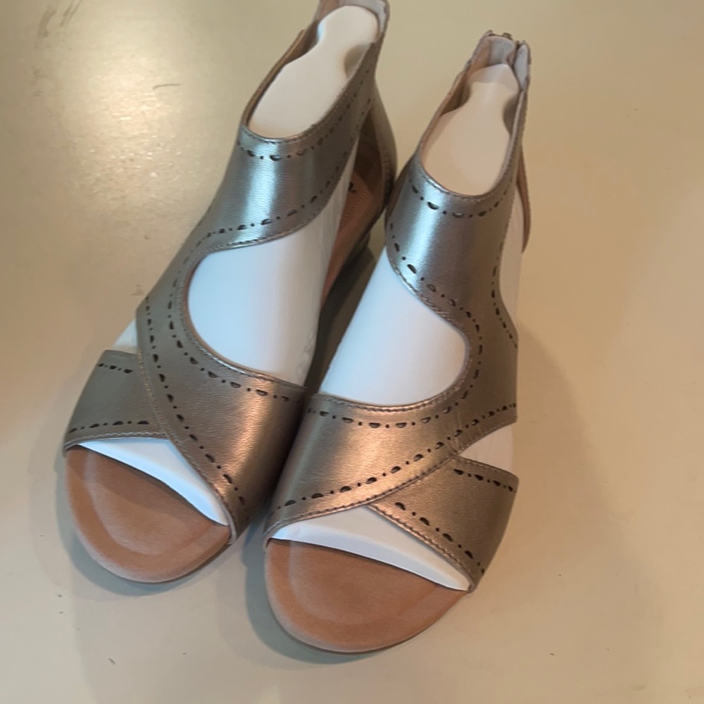 Earth Metallic Sandal size 8